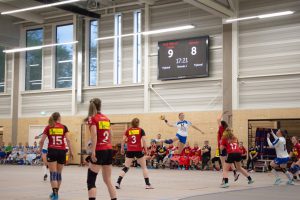 Sporters spelen in sporthal Tijenraan