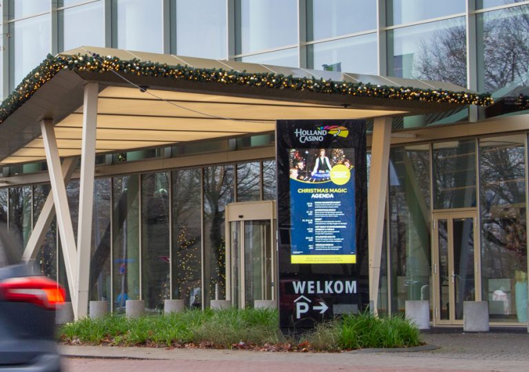 outdoor lcd-scherm van 65 inch bij Holland Casino in Utrecht