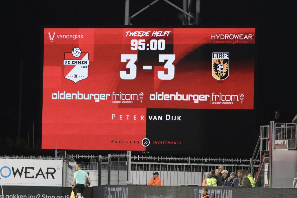 Scorebord met reclame FC Emmen