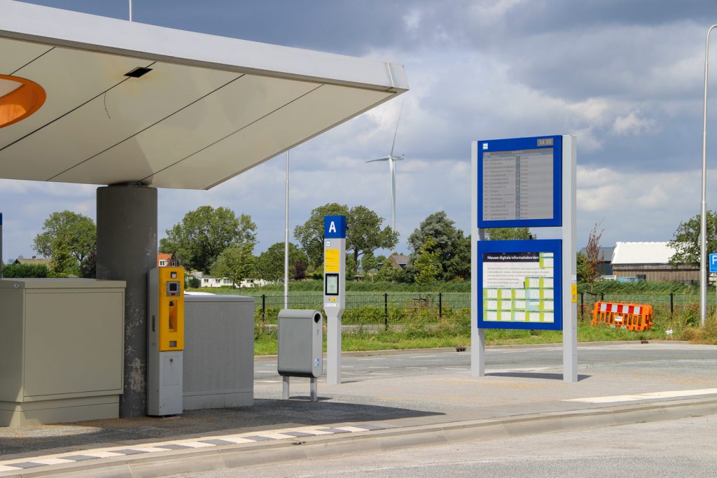 Reisinformatiedisplay op busstation Heinenoord