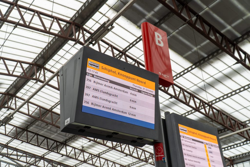 Reisinformatiedisplay op station Schiphol Noord